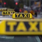 Taxis stehen in einer Reihe.