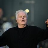 Sänger Herbert Grönemeyer steht auf der Bühne.