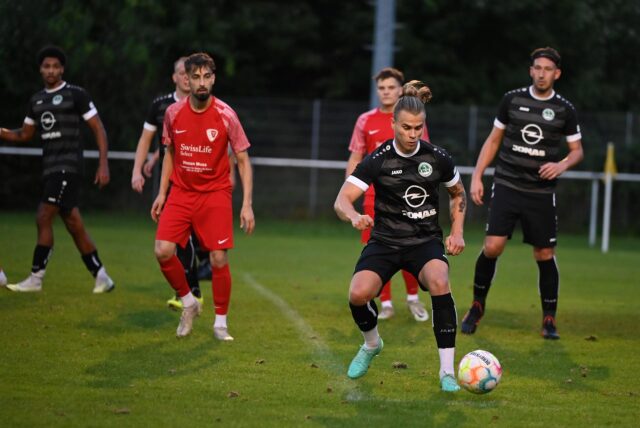 Serkan Adas (l.) schaut einer Aktion von Gegenspieler zu.