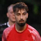 Serkan Adas (l.) schaut einer Aktion von Gegenspieler zu.