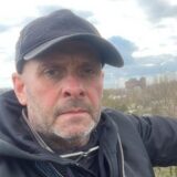 Montage eines Fotos von Thomas Schlossarek und einer brennenden Mülltonne.