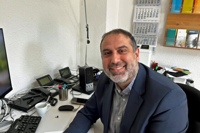 Dr. Omar Chehadi sitzt an seinem Schreibtisch