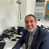 Dr. Omar Chehadi sitzt an seinem Schreibtisch