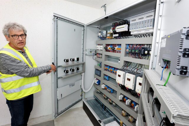 Jürgen Reinold, Geschäftsführer des Ingenieurbüros für Abwassertechnik in Unna, vor der aufwendigen Elektrik des Pumpwerks für die Südkamener Spange. Von dort werden drei hochmotorisierte Pumpen gesteuert.