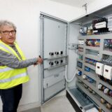 Jürgen Reinold, Geschäftsführer des Ingenieurbüros für Abwassertechnik in Unna, vor der aufwendigen Elektrik des Pumpwerks für die Südkamener Spange. Von dort werden drei hochmotorisierte Pumpen gesteuert.