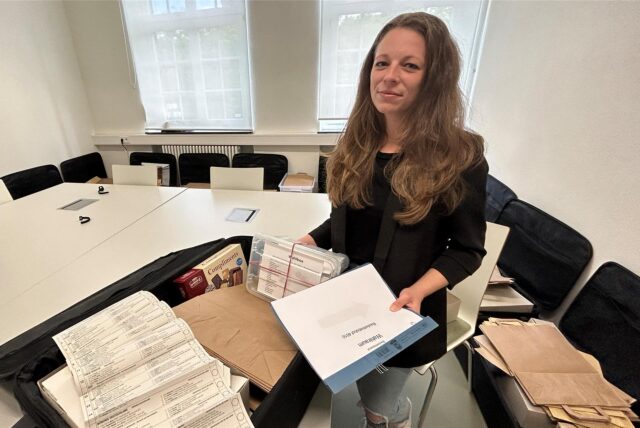 Janice Engler zeigt den Inhalt eines Wahlkoffers.