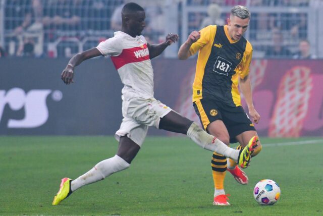 Serhou Guirassy und Nico Schlotterbeck im Zweikampf.