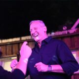 Zwei Männer tanzen und lachen im Dortmunder Strobels.