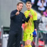 Julian Nagelsmann im Gespräch mit Manuel Neuer.