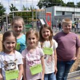 Anna, Milena, Mia, Lucia und Noah (v.l.) freuen sich zwar sehr über das neue Klettergerüst, dürfen es aber erstmal nur durch den Bauzaun anschauen.