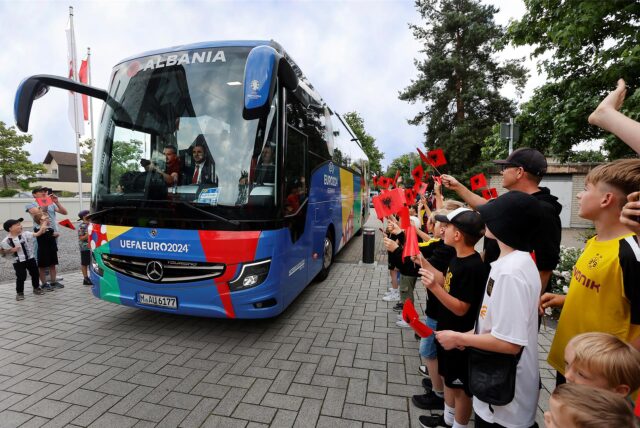 Der farbenfrohe Bus der albanischen Nationalmannschaft rollt im Sportcentrum Kamen-Kaiseraus ein.