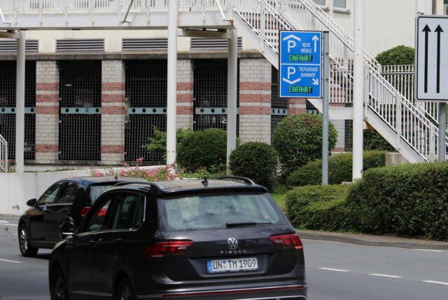 Auf dem Ostring in Unna fahren Autos vorbei an der Einfahrt zur Tiefgarage am Bahnhof
