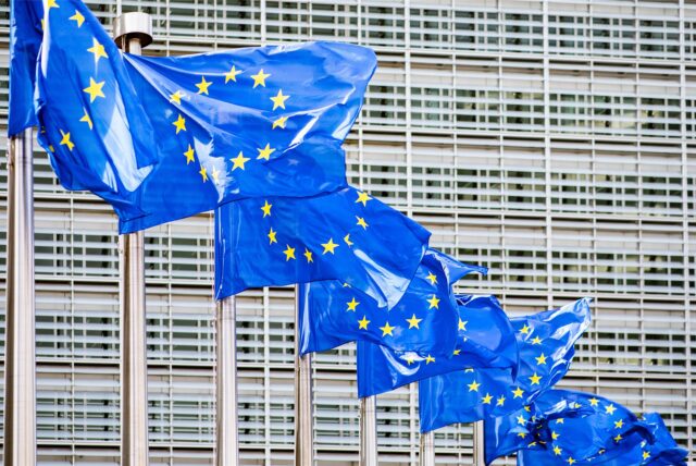 Brüssel: Zahlreiche Europaflaggen flattern vor dem Berlaymont-Gebäude, dem Sitz der Europäischen Kommission, im Wind.