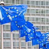 Brüssel: Zahlreiche Europaflaggen flattern vor dem Berlaymont-Gebäude, dem Sitz der Europäischen Kommission, im Wind.