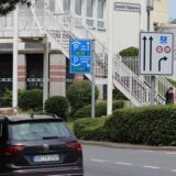 Auf dem Ostring in Unna fahren Autos vorbei an der Einfahrt zur Tiefgarage am Bahnhof