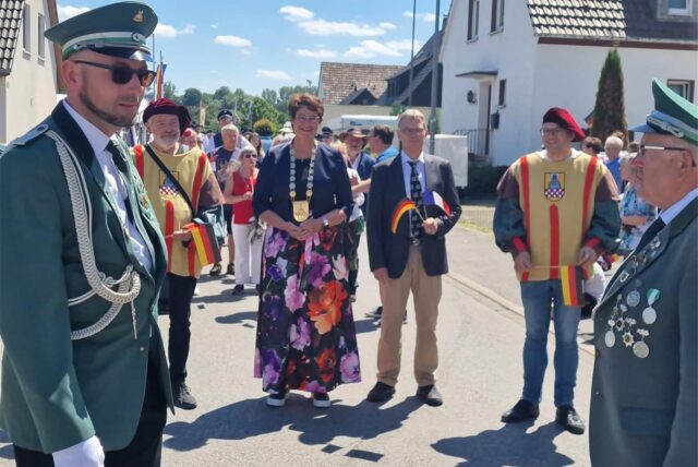 Ein Spielmannszug spielt bei einem Schützenfest.