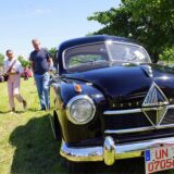 Ein Oldtimer steht am Emscherquellhof in Holzwickede an einem sonnigen Tag auf der Wiese.