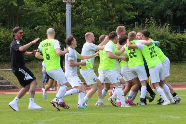 Die Dritte des SuS Kaiserau tanzt auf dem Rasen des Römerbergstadions. Den SSV Hamm II besiegte das Team mit 9:8 im Elfmeterschießen.