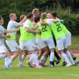 Die Dritte des SuS Kaiserau tanzt auf dem Rasen des Römerbergstadions. Den SSV Hamm II besiegte das Team mit 9:8 im Elfmeterschießen.