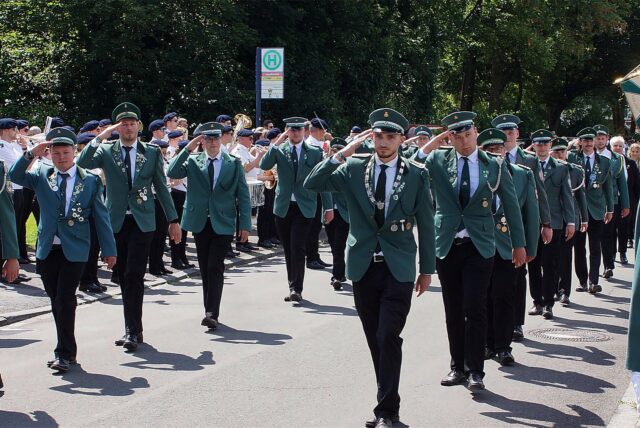 Bei strahlendem Sonnenschein zog der Fröndenberger Schützenbund durch Westick.