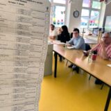Ab 8 Uhr am Sonntagmorgen waren die Wahllokale in Selm geöffnet – auch das in der ehemaligen Grundschule in Hassel. Wählerinnen und Wähler konnten aus 35 Parteien eine auswählen.
