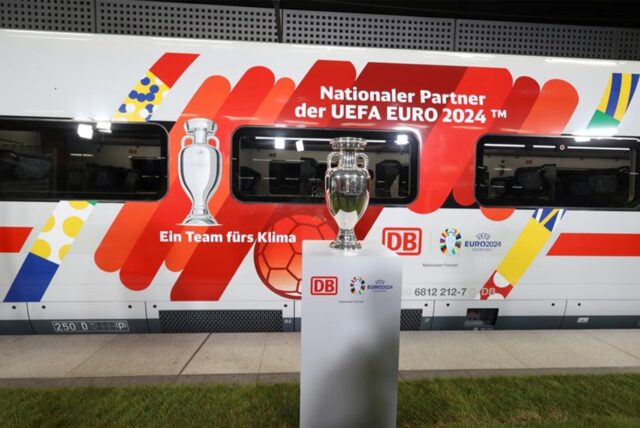 Bei der Bekanntgabe der Partnerschaft zwischen Deutscher Bahn (DB) und der UEFA zur Europameisterschaft 2024 wird der originale EM-Pokal und ein entsprechend gestalteter ICE vorgestellt.