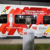 Bei der Bekanntgabe der Partnerschaft zwischen Deutscher Bahn (DB) und der UEFA zur Europameisterschaft 2024 wird der originale EM-Pokal und ein entsprechend gestalteter ICE vorgestellt.
