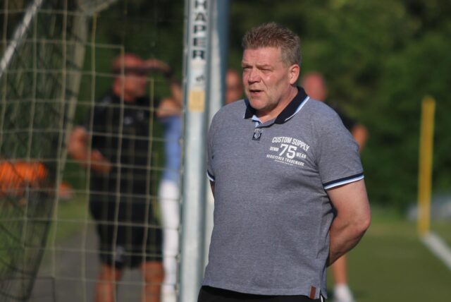 Mario Rast am Seitenrand.