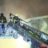 Feuerwehrleute bekämpfen einen Brand an der Grilloschule in Unna.