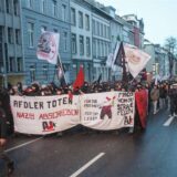 Teilnehmer einer Demonstration mit einem Plakat und der Aufschrift «AfDler töten. Nazis abschieben!».