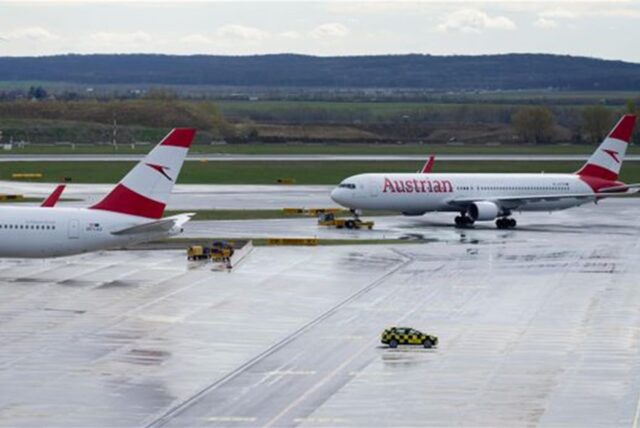 Geparkte Flugzeuge der Austrian Airlines (AUA) am Flughafen Wien-Schwechat (Archivbild).