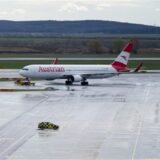 Geparkte Flugzeuge der Austrian Airlines (AUA) am Flughafen Wien-Schwechat (Archivbild).