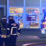 Feuerwehrleute stehen vor der Grilloschule in Unna.