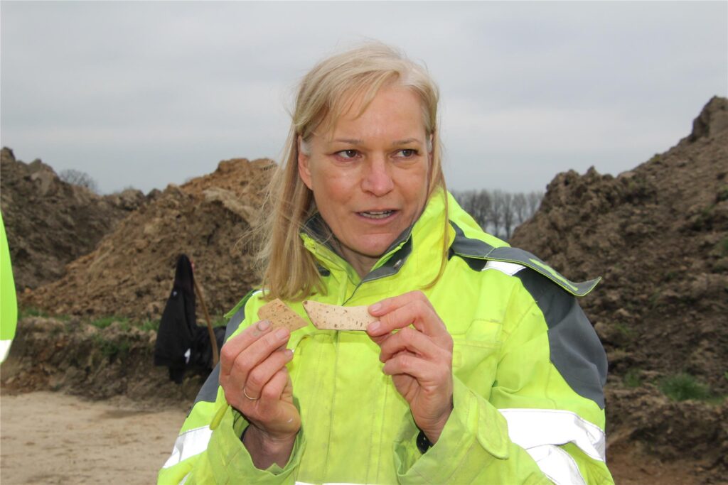 Dr. Eva Cichy zeigt eine Scherbe, die sich zeitlich genau datieren lässt. Diese Verzierung der Keramik kam nur in einem kleinen Zeitfenster vor: etwa zwischen 875 und 900 nach Christus - in der Zeit des Frühmittelalters.