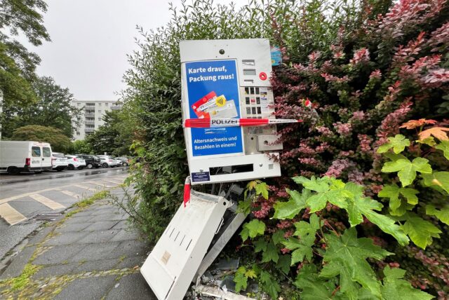 Aufgesprengter Zigarettenautomat Ecke Ahornstraße/Lärchenweg in Unna