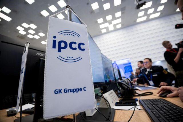 „IPCC“ steht auf einem Fähnchen an einem Arbeitsplatz bei der Eröffnung im «International Police Cooperation Center» (IPCC). Das IPCC wird während der Fußball-Europameisterschaft die Polizei-Hauptzentrale für ganz Deutschland.
