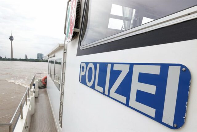 Ein Schild mit dem Aufschrift «Polizei» ist an einem Boot der Wasserschutzpolizei angebracht.