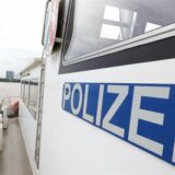 Ein Schild mit dem Aufschrift «Polizei» ist an einem Boot der Wasserschutzpolizei angebracht.