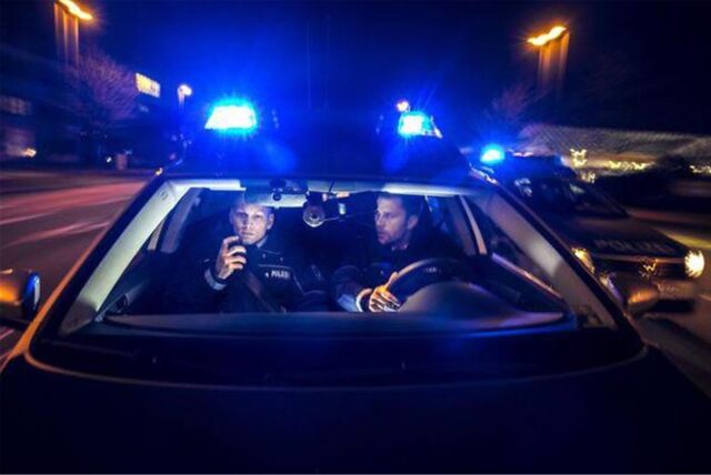 Zwei Polizisten in einem Einsatzfahrzeug (Symbolbild)