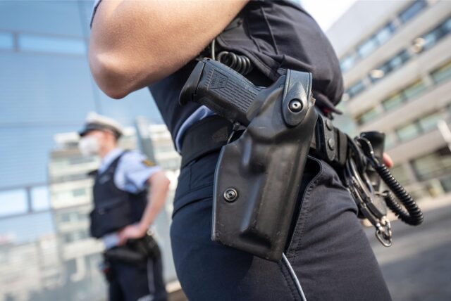 Die Dienstwaffe einer Polizeibeamtin, die vor dem Kunstmuseum steht, steckt im Holster