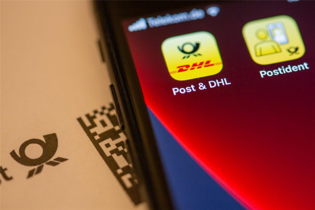 Ein Handy mit der Post & DHL App