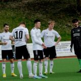 Die Spieler des SC Hennen stehen in einem Spielerkreis.