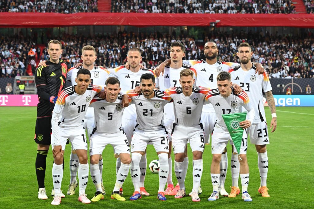 Die deutsche Fußball-Nationalmannschaft hat sich vor dem Testspiel gegen die Ukraine vor der EM 2024 zum Mannschaftsfoto aufgestellt. Die deutsche Fußball-Nationalmannschaft hat sich vor dem Testspiel gegen die Ukraine vor der EM 2024 zum Mannschaftsfoto aufgestellt.
