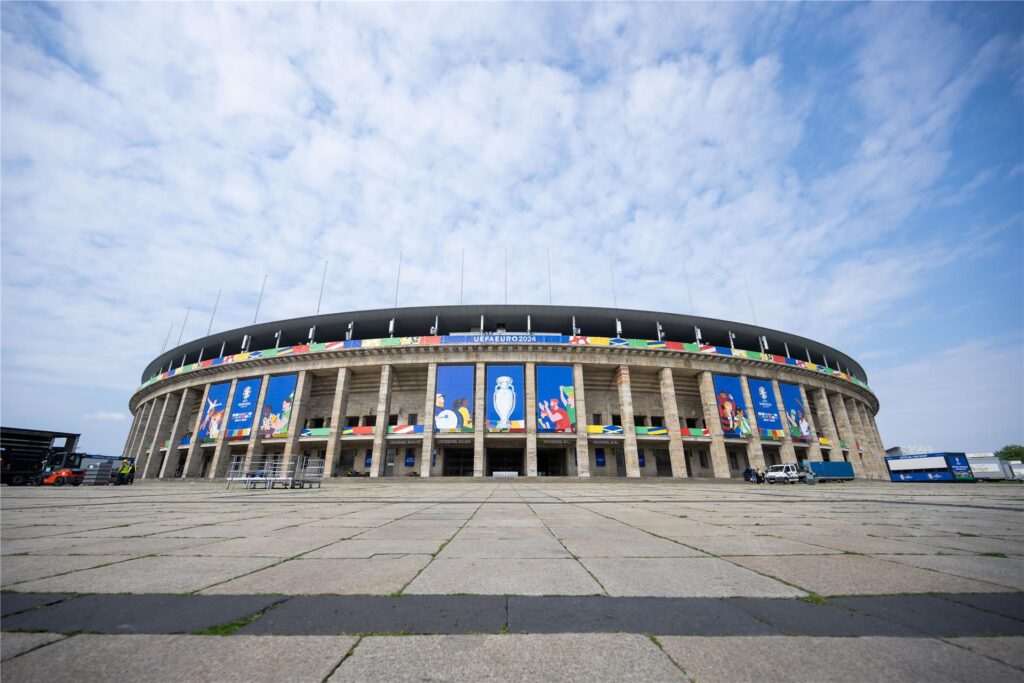 Blick auf das für die EM 2024 geschmückte Olympiastadion in Berlin. Blick auf das für die EM 2024 geschmückte Olympiastadion in Berlin.