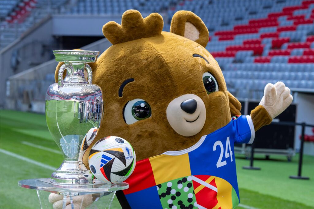 Albärt, Maskottchen der Fußball-EM 2024, steht bei der Präsentation des EM-Pokals in der Allianz Arena in München. Albärt, Maskottchen der Fußball-EM 2024, steht bei der Präsentation des EM-Pokals in der Allianz Arena in München.