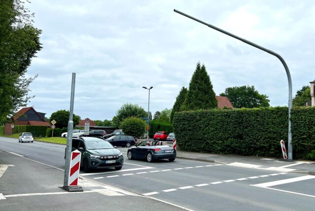 An der Hammer Straße im Unnaer Ortsteil Alte Heide stehen zwei Ampelmasten ohne Ampelköpfe. Die Straßenmarkierungen sind bereits fertig.