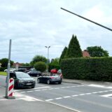 An der Hammer Straße im Unnaer Ortsteil Alte Heide stehen zwei Ampelmasten ohne Ampelköpfe. Die Straßenmarkierungen sind bereits fertig.