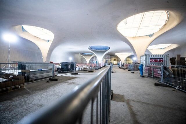 Tageslicht fällt durch die Lichtaugen des neuen Stuttgarter Hauptbahnhofs – Passagiere müssen auf diesen Anblick jedoch länger warten als gedacht.