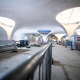 Tageslicht fällt durch die Lichtaugen des neuen Stuttgarter Hauptbahnhofs – Passagiere müssen auf diesen Anblick jedoch länger warten als gedacht.