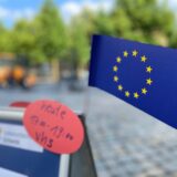 Eine Europafahne weht auf dem Markt in Schwerte.
